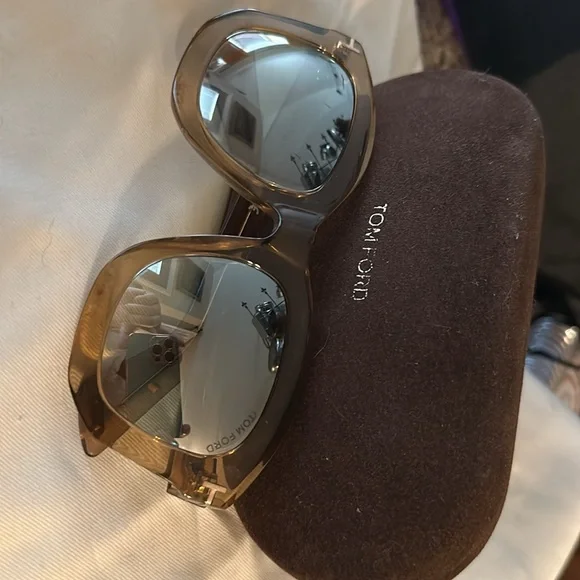 Authentic Tom Ford mirrored lenses sunglasses/ women display picture 2